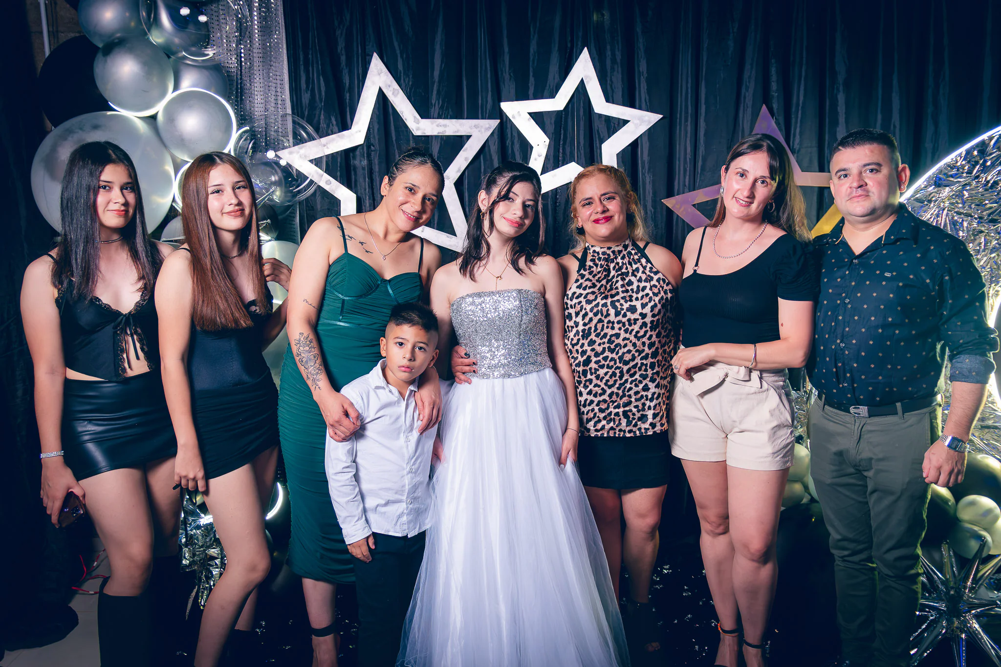 Fiesta de 15 años, salón decorado y familia celebrando